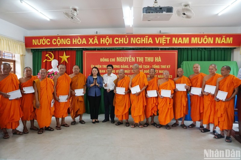 Honran a dignatarios budistas y personas de renombre de la comunidad jemer en la provincia de Soc Trang. (Fotografía: Nhan Dan)