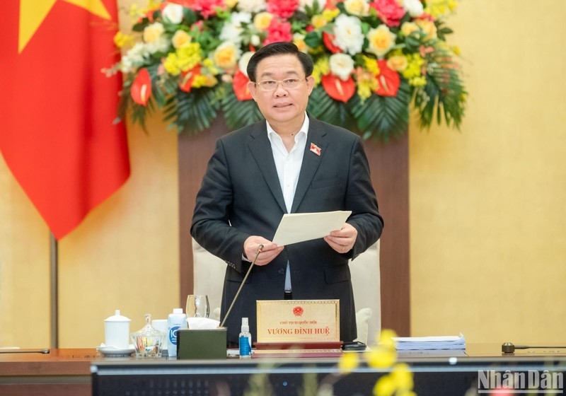 El presidente de la Asamblea Nacional de Vietnam, Vuong Dinh Hue, habla en la sesión. (Fotografía: Nhan Dan)