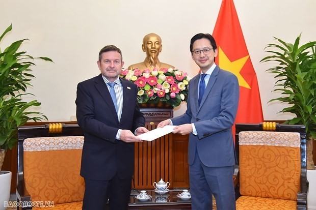 El vicecanciller vietnamita Do Hung Viet y el nuevo representante jefe de la Oficina de Asia-Pacífico de la OIF, Edgar Doerig. (Fotografía: baoquocte.vn)