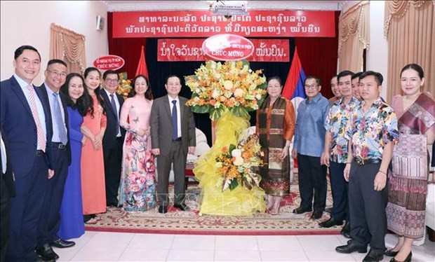 Dirigentes de Ciudad Ho Chi Minh felicitaron al Consulado General de Laos por la fiesta tradicional de Bunpimay. (Fotografía: VNA)