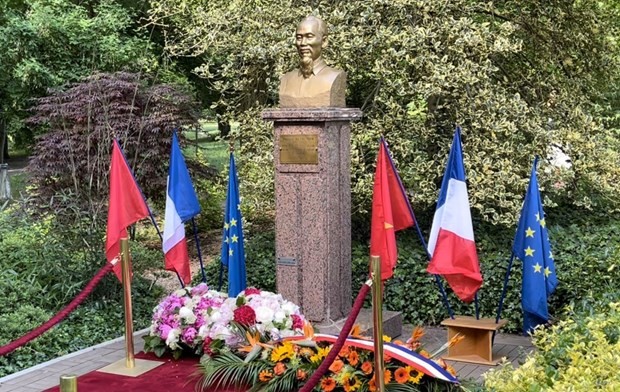 El busto del Presidente Ho Chi Minh en el parque de Montreau en la ciudad francesa de Montreuil. (Fotografía: VNA)