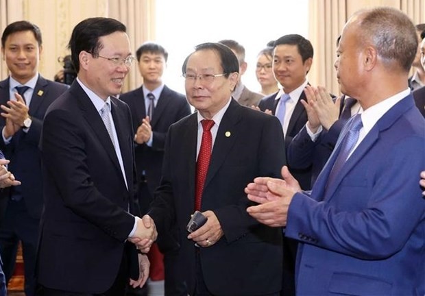El presidente Vo Van Thuong (izquierda) en el encuentro. (Fotografía: VNA)