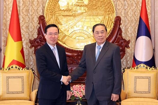 El presidente de Vietnam, Vo Van Thuong, y el exsecretario general del Partido Popular Revolucionario y expresidente de Laos, Choummaly Sayasone. (Fotografía: VNA)