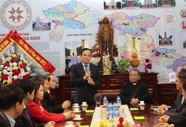 El vicepremier Tran Luu Quang felicita a los católicos en el Palacio Episcopal de diócesis Lang Son-Cao Bang. (Fotografía: VNA)