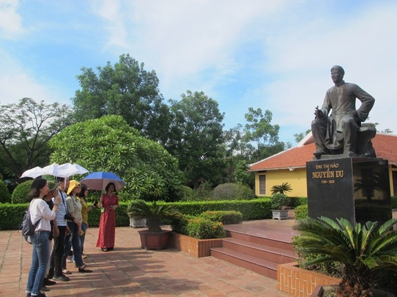 Estatua de Nguyen Du en Ha Tinh. (Fotografía: qdnd.vn)