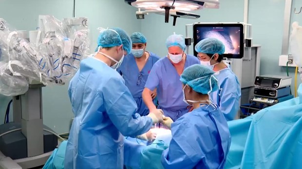 En la cirugía del profesor Thomas Ahlering. (Fotografía: VNA)