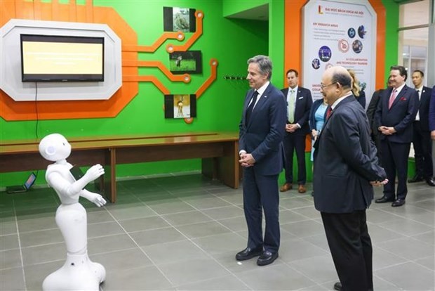El secretario de Estado de Estados Unidos, Antony Blinken, visita la Universidad de Ciencia y Tecnología de Hanói. (Fotografía: VNA)