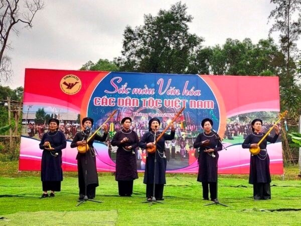 Una actuación artística en ocasión del Día de la Cultura de los Grupos Étnicos Vietnamitas en la aldea. (Fotografía: sovhtt.hanoi.gov.vn)