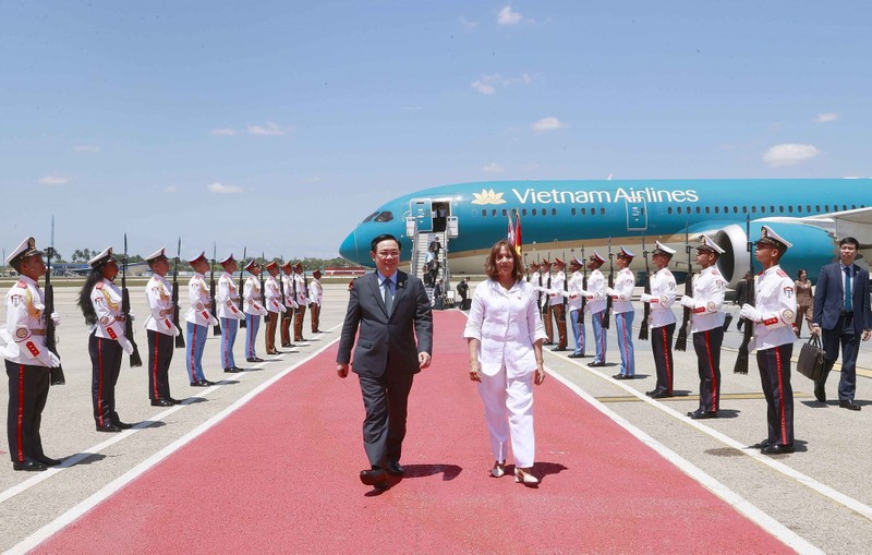 Acto de bienvenida al presidente de la Asamblea Nacional de Vietnam, Vuong Dinh Hue, en el Aeropuerto José Martí. (Fotografía: VNA)