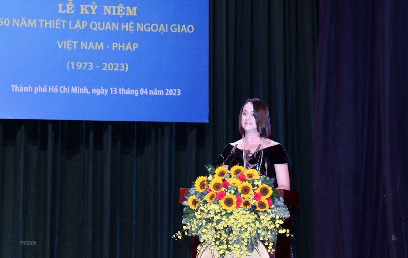 La consulesa general de Francia en Ciudad Ho Chi Minh, Emmanuelle Pavillon Grosser, habla en el evento. (Fotografía: VNA)