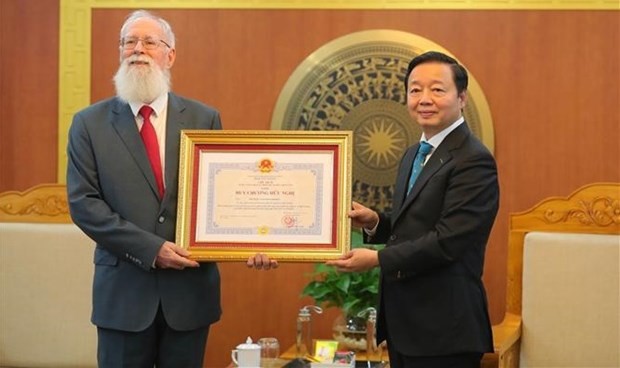 El vicepremier vietnamita Tran Hong Ha entrega la Medalla de Amistad al asesor de Políticas del Ministerio de Recursos Naturales y Medio Ambiente de Vietnam, Michael Parsons. (Fotografía: VNA)