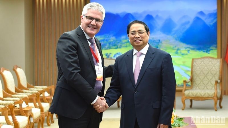 El primer ministro de Vietnam, Pham Minh Chinh (derecha), y el director de la Oficina Federal de Agricultura de Suiza, Christian Hofer. (Fotografía: Nhan Dan)