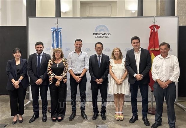 El embajador Duong Quoc Thanh (cuarto de derecha a izquierda) y miembros del Grupo de Diputados de Amistad Argentina-Vietnam. (Fotografía: VNA)