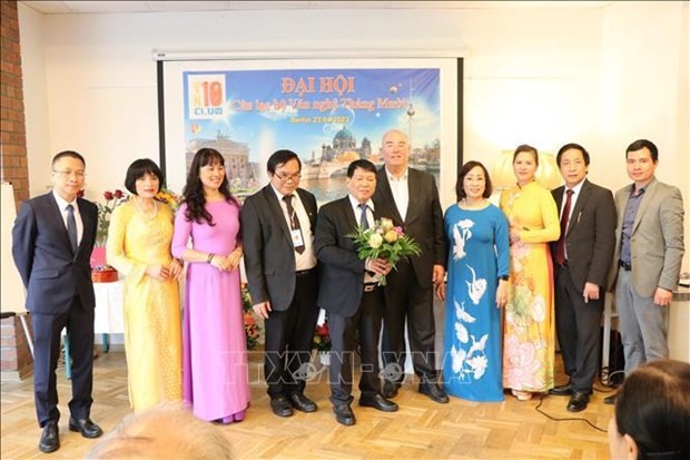 Representantes de la Embajada de Vietnam en Alemania y la junta directiva del Club. (Fotografía: VNA)
