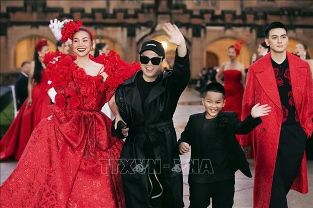 El diseñador Do Manh Cuong (traje negro) en el desfile de su colección. (Fotografía: VNA)