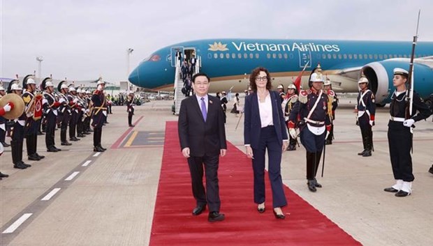 La ceremonia de bienvenida al presidente de la Asamblea Nacional de Vietnam, Vuong Dinh Hue, en el aeropuerto de Ezeiza en Buenos Aires. (Fotografía: VNA)