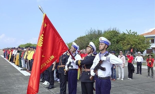 Vietnamitas en ultramar participan en una ceremonia de saludo a la bandera nacional. (Fotografía: VNA)