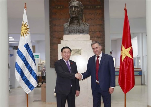 El presidente de la Asamblea Nacional de Vietnam, Vuong Dinh Hue, y el intendente del Departamento de Canelones, Yamandú Ramón Antonio Orsi Martínez. (Fotografía: VNA)