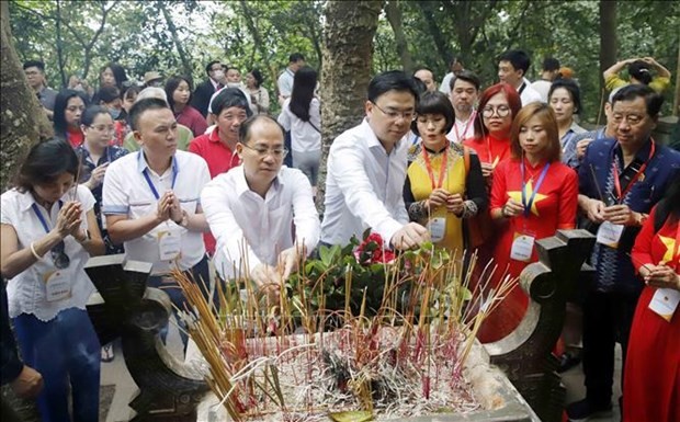 El vicecanciller Pham Quang Hieu y una delegación de vietnamitas residentes en el extranjero rinden tributo a los Reyes Hung, legendarios fundadores de la nación. (Fotografía: VNA)