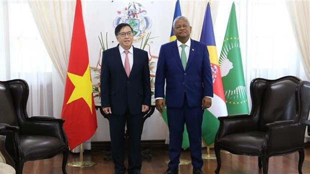 El presidente de Seychelles, Wavel Ramkalawan, recibe al embajador vietnamita en Mozambique concurrente en el país archipiélago, Pham Hoang Kim. (Fotografía: VNA)