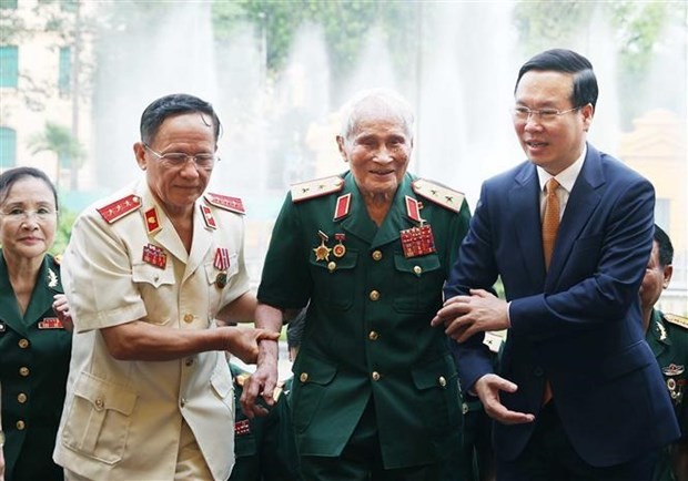 El presidente de Vietnam, Vo Van Thuong (primero a la derecha), se reúne con representantes del Comité de Enlace del Frente de Batalla B3-Tay Nguyen, de la Legión 3, (Fotografía: VNA)