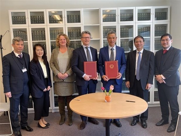 La Cancillería vietnamita y la Academia de Derecho Internacional de La Haya firman un memorando de entendimiento sobre la capacitación de expertos legales. (Fotografía: VNA)
