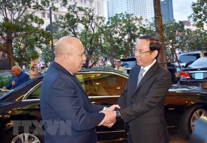 El secretario del Comité del Partido Comunista de Vietnam en Ciudad Ho Chi Minh, Nguyen Van Nen (derecha), recibe al miembro del Buró Político y secretario de Organización del Comité Central del PCC, Roberto Morales Ojeda. (Fotografía: VNA)