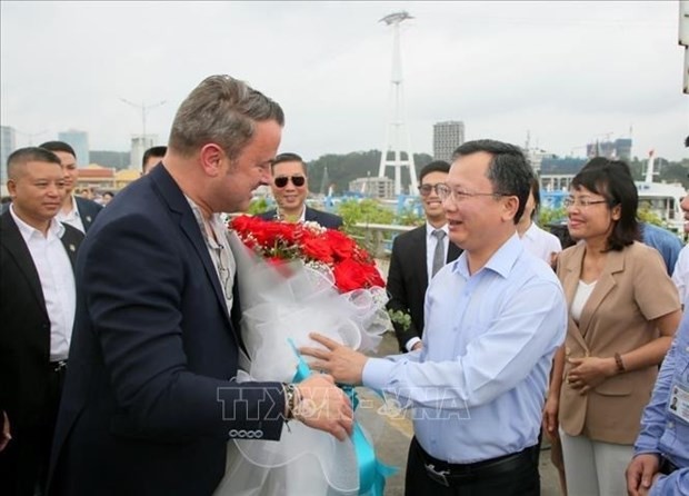 El premier de Luxemburgo visita la Bahía de Ha Long. (Fotografía: VNA)