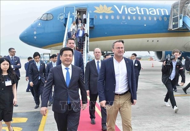 El ministro vietnamita de Industria y Comercio, Nguyen Hong Dien (al frente, a la izquierda), recibe al primer ministro de Luxemburgo, Xavier Bettel (al frente, a la derecha), en el Aeropuerto Internacional de Noi Bai, en Hanói. (Fotografía: VNA)