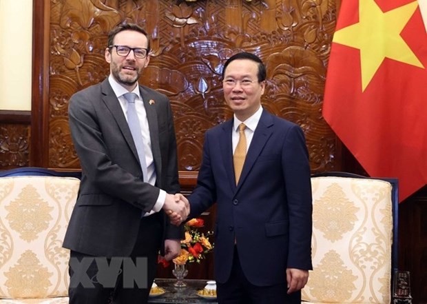 El presidente de Vietnam, Vo Van Thuong (derecha), recibe al embajador del Reino Unido en Hanói, Iain Frew, el 28 de abril. (Fotografía: VNA)