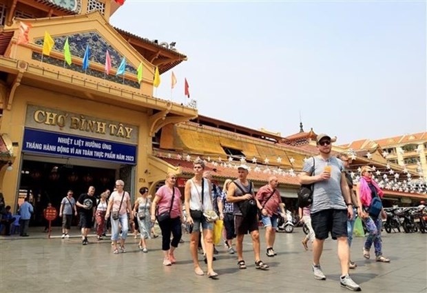 Turistas extranjeros visitan el mercado de Binh Tay, uno de los más hermosos en Ciudad Ho Chi Minh. (Fotografía: VNA)