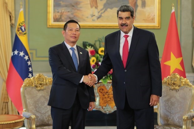 El presidente venezolano, Nicolás Maduro Moros, recibe al embajador vietnamita en Venezuela, Vu Trung My. (Fotografía: VNA)