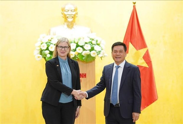 El ministro vietnamita de Industria y Comercio, Nguyen Hong Dien, y la embajadora sueca, Ann Måwe. (Fotografía: VNA)