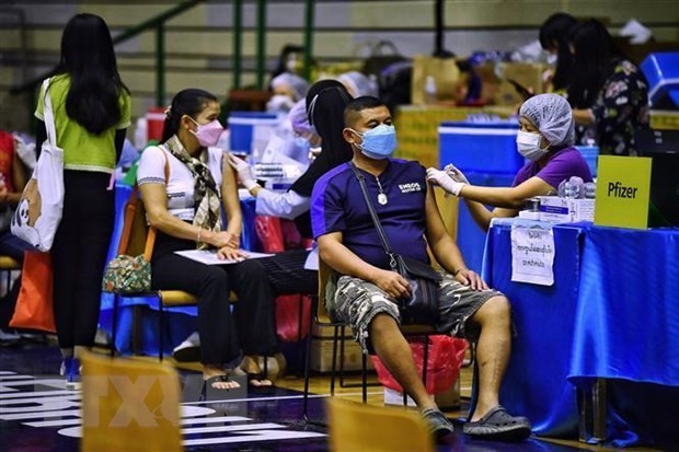 La gente se vacuna contra el Covid-19 en Bangkok, Tailandia. (Fotografía: AFP/VNA)