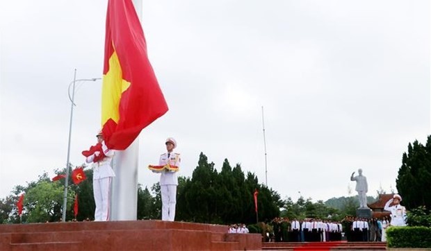 Ceremonia de izamiento de bandera en la isla de Co To con motivo de la visita del Tío Ho. (Fotografía: VNA)