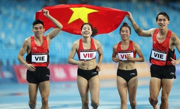 Atletas vietnamitas celebran su triunfo en la modalidad de relevo mixto 4x400 metros. (Fotografía: VNA)