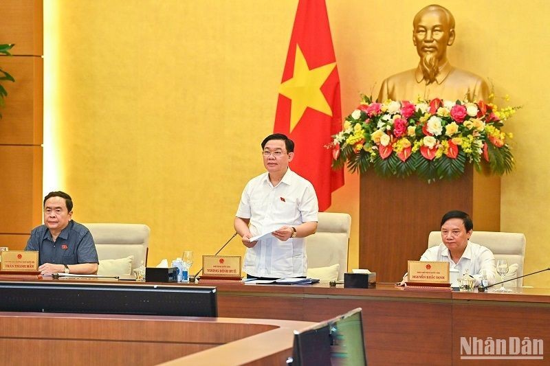 El presidente de la Asamblea Nacional de Vietnam, Vuong Dinh Hue, habla en la sesión. (Fotografía: Nhan Dan)