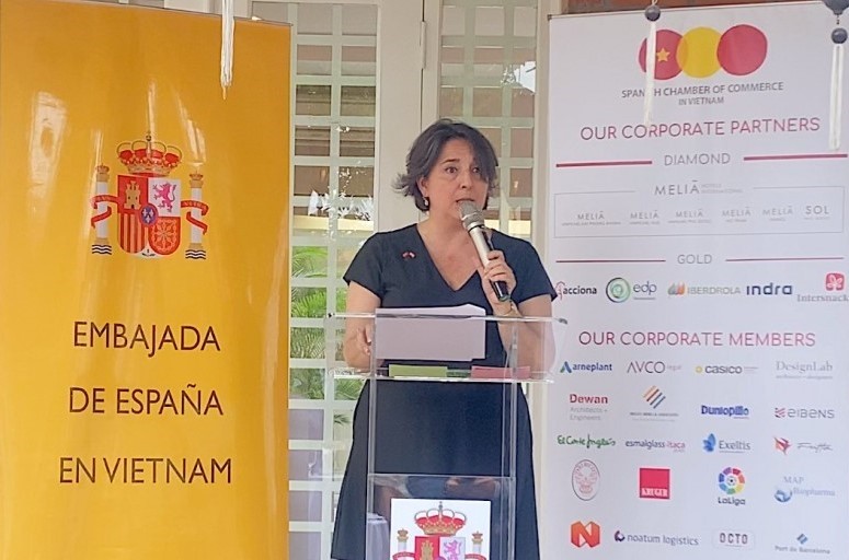 La embajadora de España en Vietnam, Pilar Méndez Jiménez, habla en el acto. (Fotografía: dangcongsan.vn)