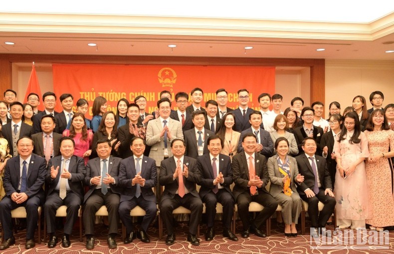 El primer ministro de Vietnam, Pham Minh Chinh, y representantes de la comunidad vietnamita en Japón. (Fotografía: Nhan Dan)