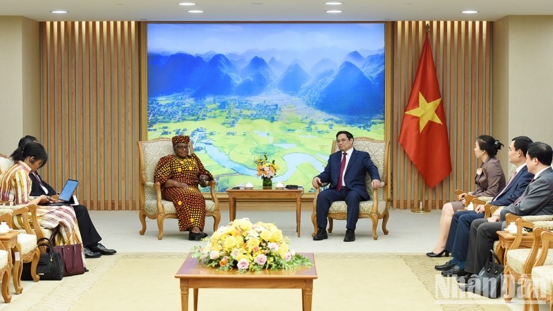 Reunión entre el primer ministro de Vietnam, Pham Minh Chinh, y la directora general de la OMC, Ngozi Okonjo-Iweala. (Fotografía: Nhan Dan)