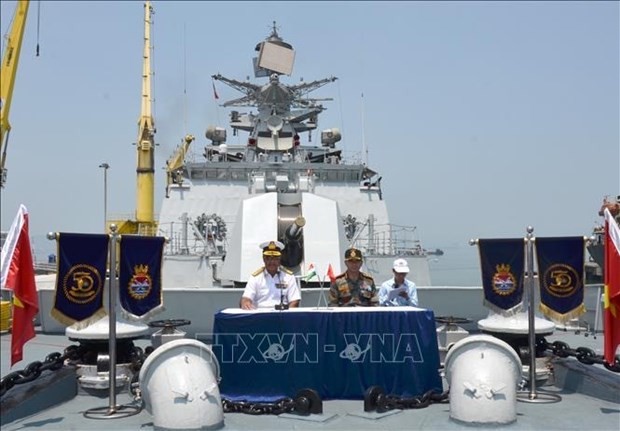 El contralmirante Gurcharan Singh (primero a la izquierda), jefe de la Flota del Este de la Armada de la India, proporciona información a la prensa sobre su visita de cortesía a Da Nang. (Fotografía: VNA)