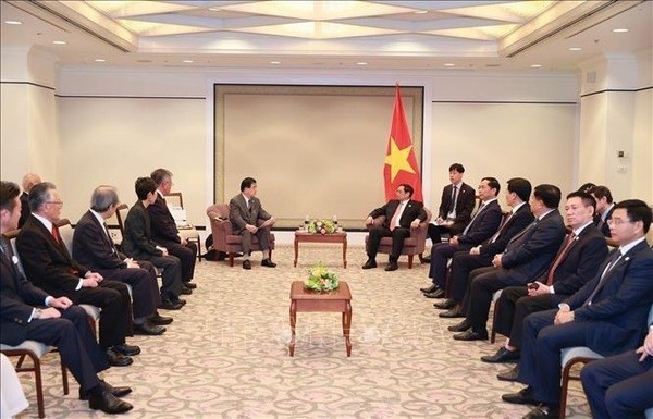 El primer ministro Pham Minh Chinh recibe a representantes de la Asociación de Amistad Vietnam-Hiroshima, Japón. (Fotografía: VNA)