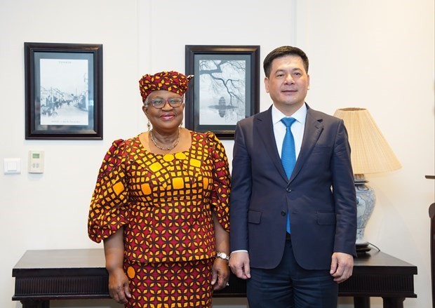 El ministro de Industria y Comercio de Vietnam, Nguyen Hong Dien, y la directora general de la Organización Mundial del Comercio (OMC), Ngozi Okonjo-Iweal. (Fotografía: VNA)