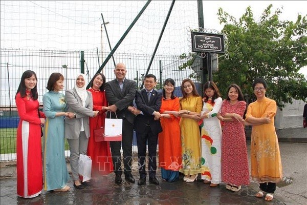 Representantes de la comunidad vietnamita en Argelia y del gobierno local se tomaron fotografías en la ceremonia de ofrenda floral. (Fotografía: VNA)