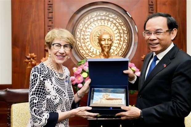 El secretario del Comité del Partido Comunista de Vietnam en Ciudad Ho Chi Minh, Nguyen Van Nen, presenta un recuerdo a Margaret Beazley, gobernadora del estado australiano de Nueva Gales del Sur. (Fotografía: VNA)