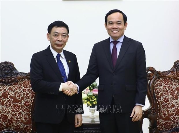 El vice primer ministro de Vietnam Tran Luu Quang (derecha) recibe al ministro del Interior de Laos, Thongchanh Manixay. (Fotografía: VNA)