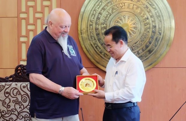Tran Anh Tuan, vicepresidente del Comité Popular de la provincia de Quang Nam, entrega un obsequio al representante de VVA Grant Townsend Coates. (Fotografía: VNA)