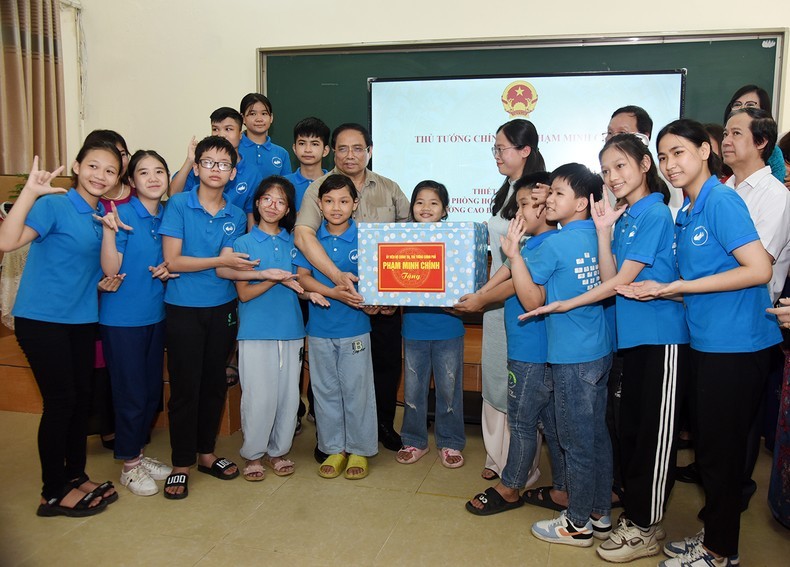 El primer ministro de Vietnam, Pham Minh Chinh, otorga un regalo a niños y adolescentes de una institución. (Fotografía: Nhan Dan)