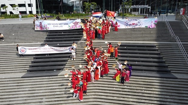 El desfile del “Ao dai” en el evento. (Fotografía: VNA)