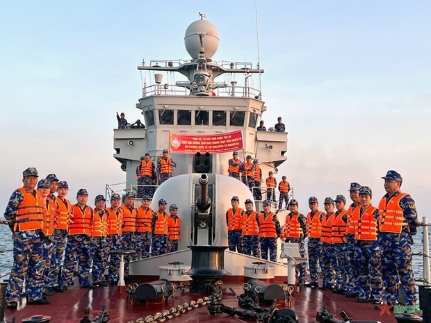 Una delegación de trabajo de la Armada Popular de Vietnam a bordo del Barco 20 de la Brigada 172 de la Región Naval 3. (Fotografía: qdnd.vn)
